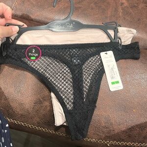 🎀Rene Rofe Elegant Black and Cream Thongs